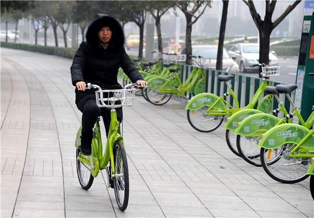 重磅！鄭州將取締馬路停車場(chǎng) 人行道禁設(shè)停泊位